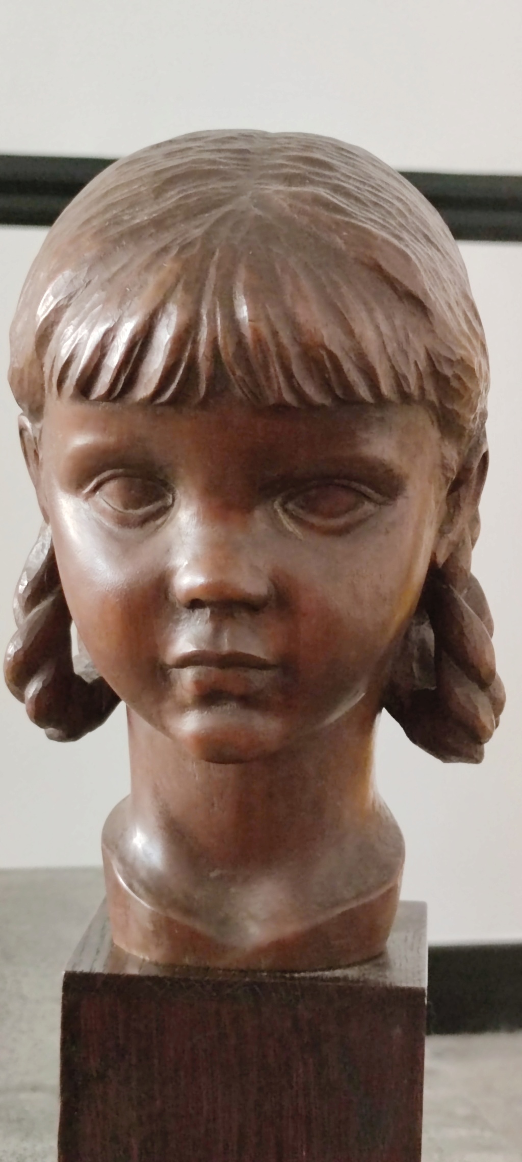 Buste de jeune fille en noyer signé du sculpteur Jant 1919/1969 Néerlandais Img_2046
