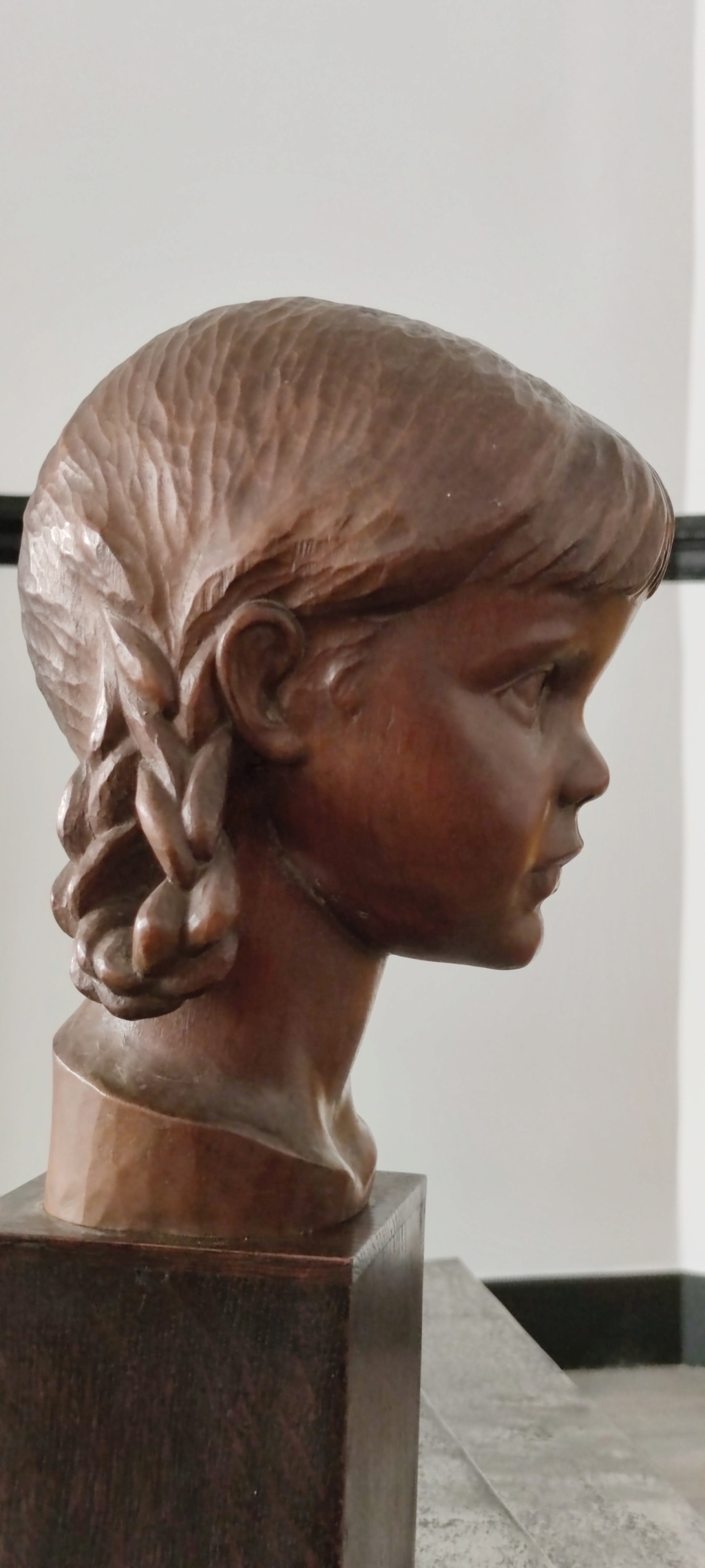 Buste de jeune fille en noyer signé du sculpteur Jant 1919/1969 Néerlandais Img_2050