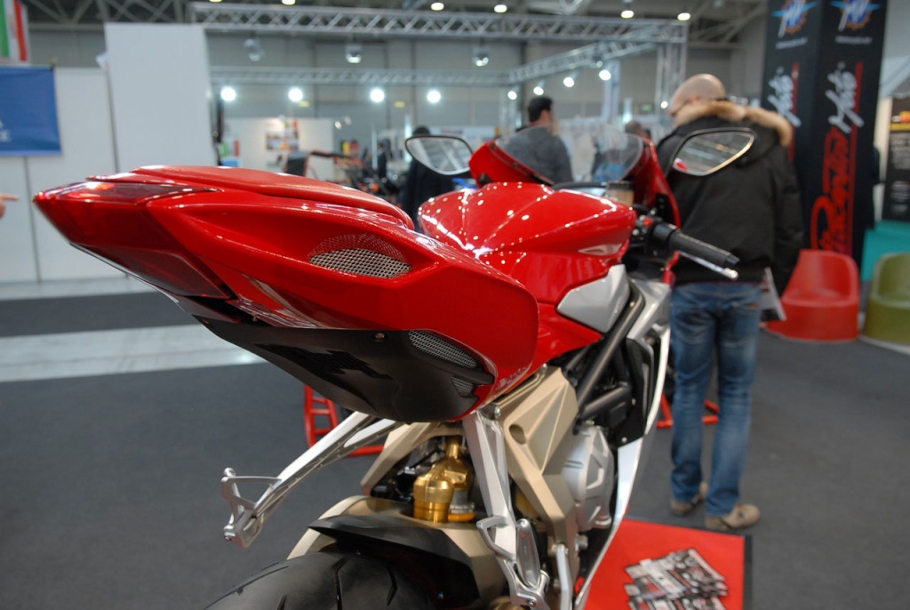 Triumph Daytona, Daytona R et Street R 675 - Page 2 Mv-agu10
