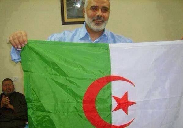الشيخ محمد العريفي يتابع المنتخب الجزائري 10353110