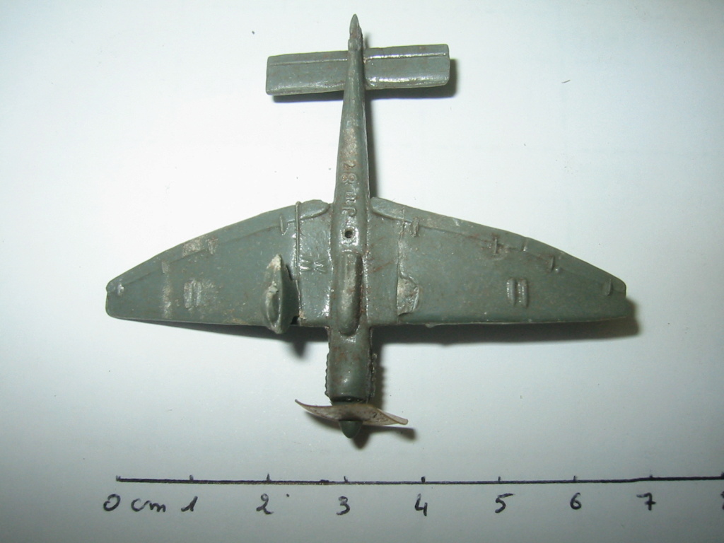 Maquette  d avions  pour l instruction dans la FLAK  A-ju8710