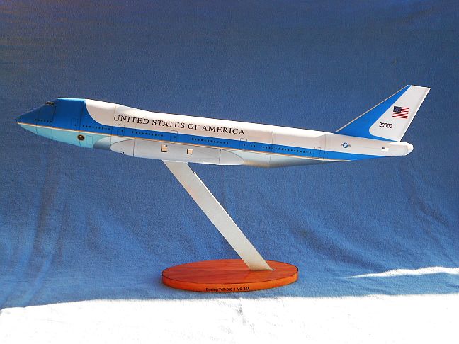 Ladies and gentlemen...the president of the United States  -"Airforce one" 1:144 Af0410