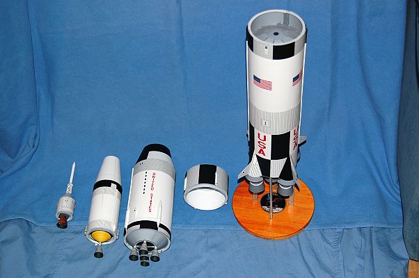 Saturn V mit Apollo 11 in 1:100 Saturn11