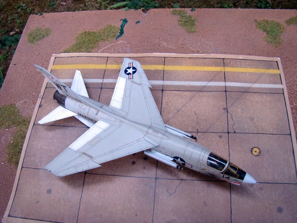 [Academy] 1/72 - Vought F-8 Crusader  Dsc04214