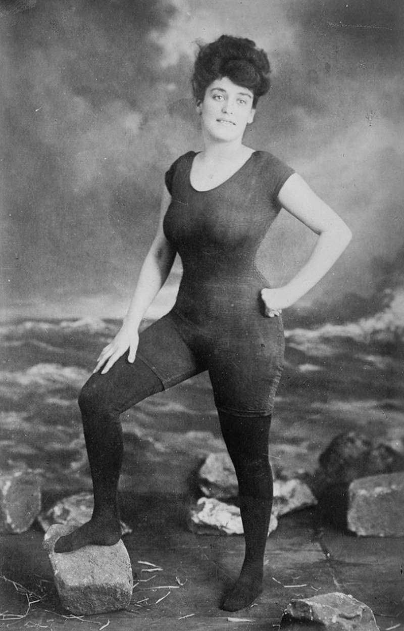 en 1907 elle à été arrêté pour exbitionniste, à cause de ce maillot une piece Z24