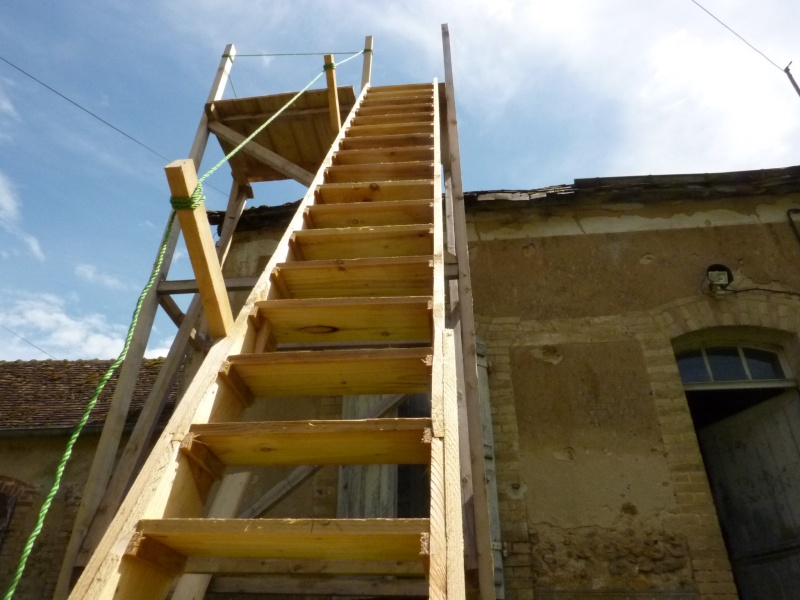 un échafaudage en bois à 4m, avec escalier pour refaire une toiure