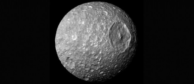 La lune Mimas pourrait cacher un océan... ou un noyau tout aplati !  Mimas-10