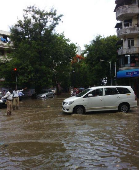 La tempête tropicale Nanauk cause des inondations littorales à Bombay (Inde) et au Pakistan Inonda18