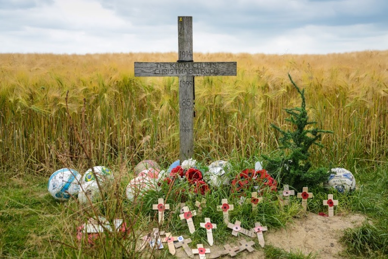 Inauguration par Michel Platini d'un monument en souvenir du match de la paix de Noël 1914 à Ploegsteert - Belgique 10866710