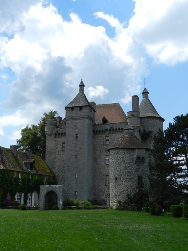 Château de Villemonteix (Creuse) et ponteuses Creuse40