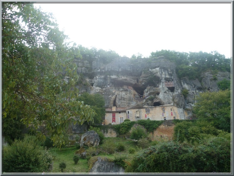 Le château falaise de Reignac en Dordogne P1030218
