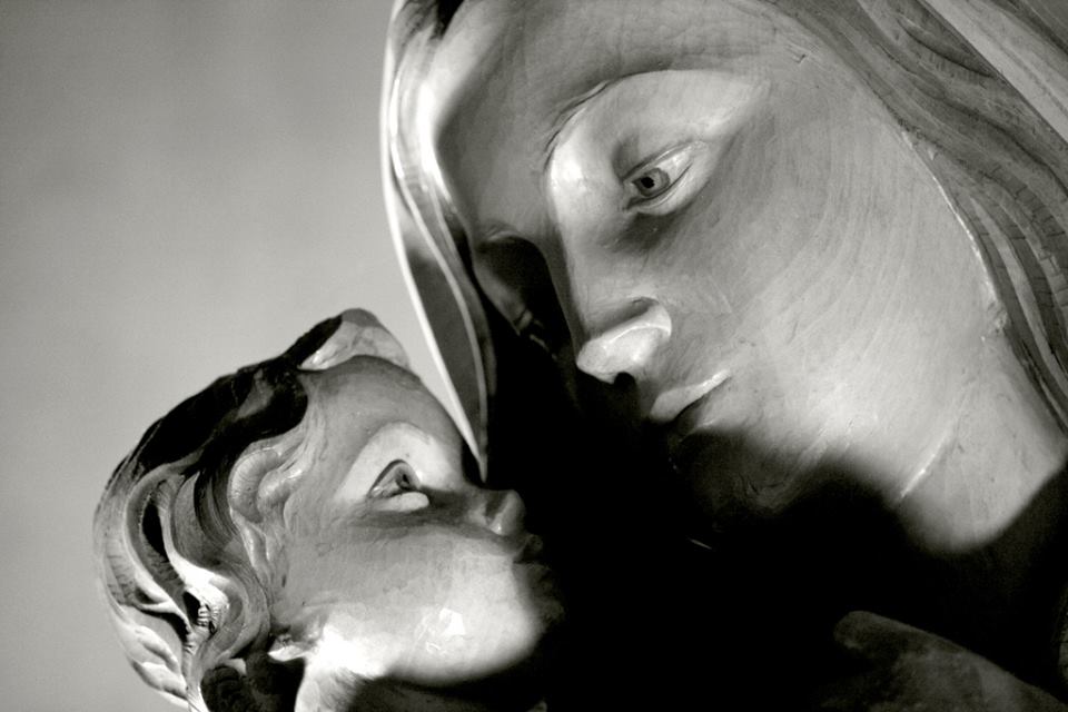 صور جميلة للعذارء مريم ام النور شفيعة القلوب الحزينة  13765110