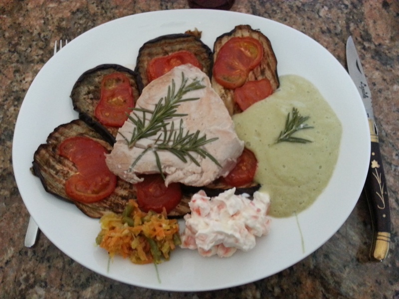 Pavés de thon rouge et crevettes accompagnés d'une poêlé de légumes frais. 2012-018