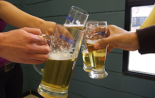 La mayoría prefiere pasar el Día del Amigo en casas y con cerveza 00615