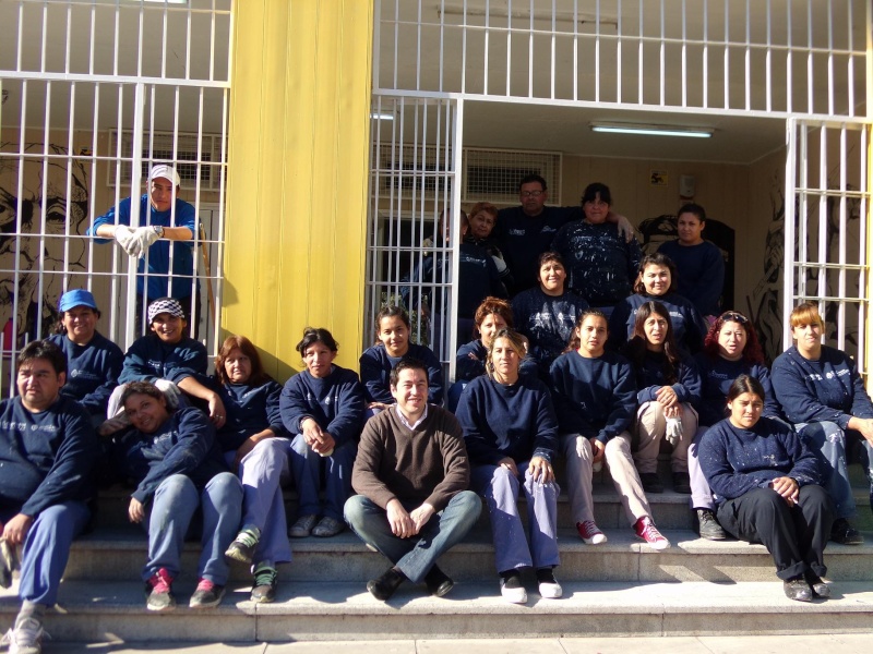 Malvinas Argentinas: Cooperativistas de “Argentina Trabaja” y “Ellas Hacen” pintan escuelas. 101_8010