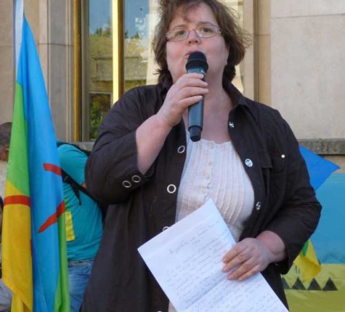 Malika Baraka, militante kabyle de longue date, lors du rassemblement de samedi dernier au Trocadéro où elle avait apporté ce message de soutien après les propos grotesques de Louisa Hanoune  111