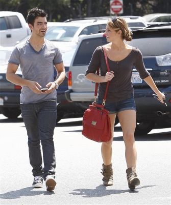 Joe et Ashley Greene à LA [9 aout] Jonas40