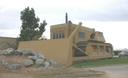 Bureaux en forme de bulldozzer à Turlock, Californie - Etats-Unis Cat110