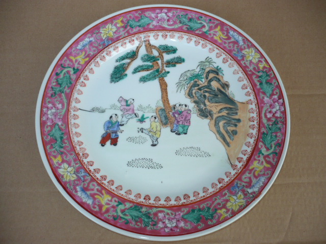 Une assiette en porcelaine de Chine, Canton, XXème P1230820