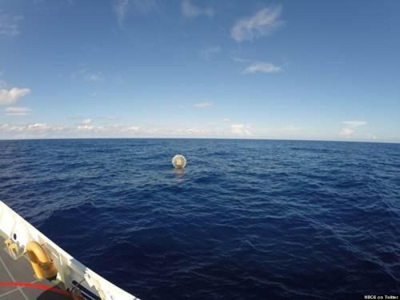 Un homme secouru dans une bulle flottante dans le triangle des Bermudes  O-bubb10