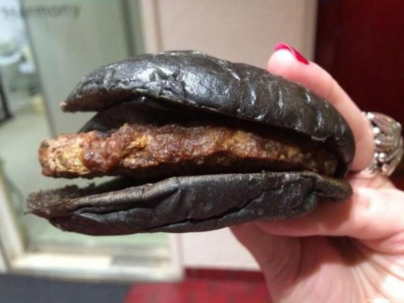 Le Kuro Burger, un burger au pain noir, avec du fromage noir et de la sauce noire O-burg10