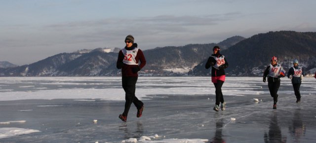 Una maratona su un lago ghiacciato E8162110