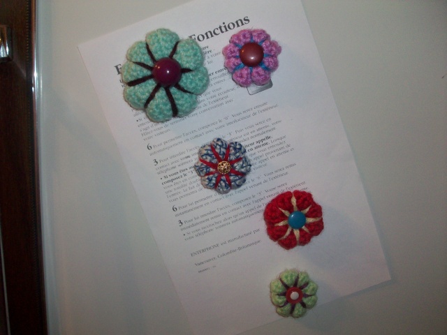 Bague ou épinglette fleur au tricot - Page 2 Magnet10
