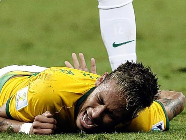 صور حادثة نيمار كأس العالم 2014 لا أستطيع أن أشعر بساقي  Naymar10