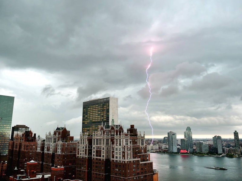 البرق يضرب برجي مركز التجارة العالمي في مانهاتن World-12