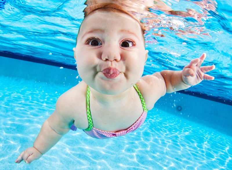 صور وفيديو : علموا أطفالكم السباحة قبل المشي World-22