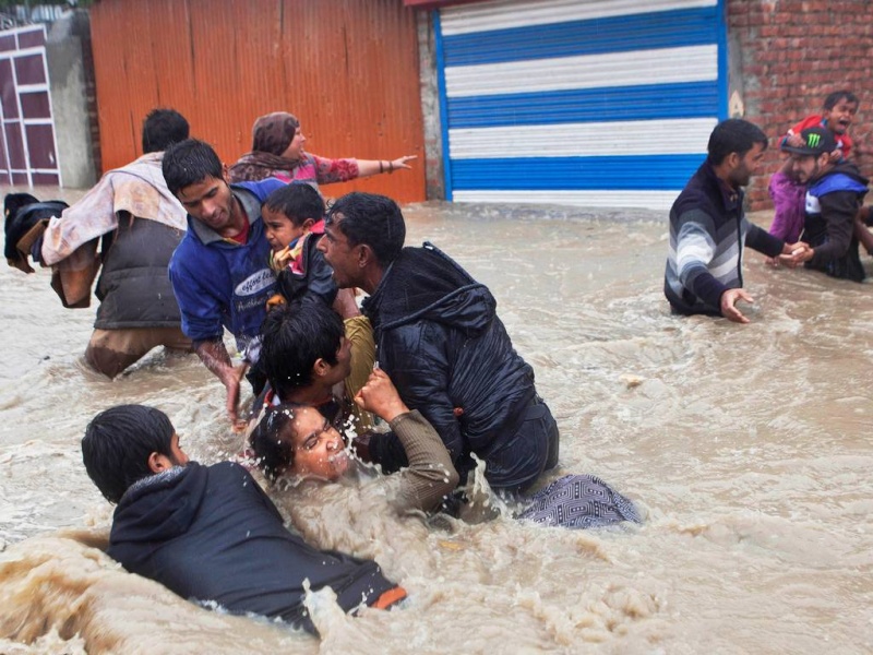 فيضانات الهند تقضي على أرواح المئات والتمثال قبل كل شيء World-30