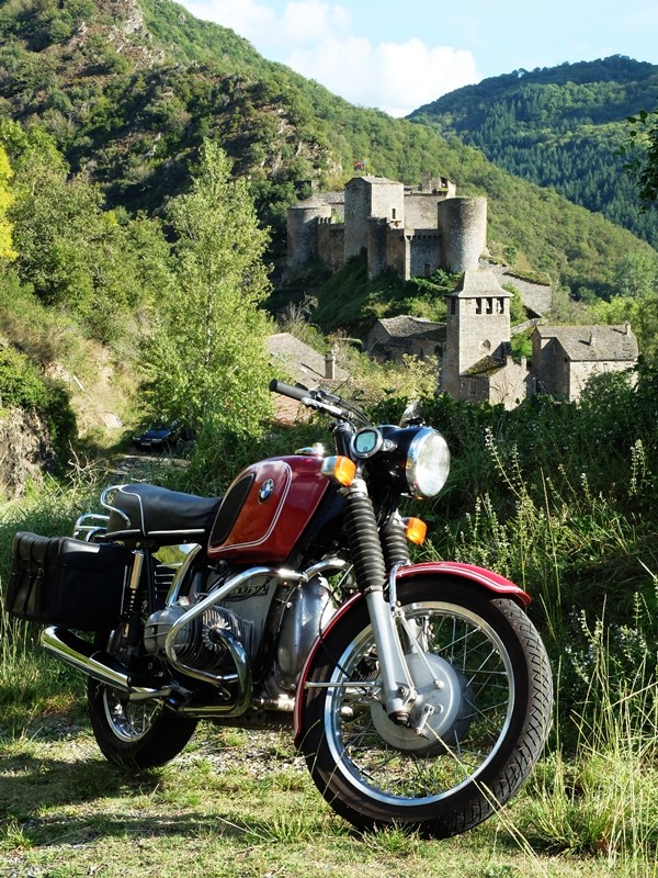 Photos de vous et de votre moto devant ....un château  - Page 7 Dscf2810