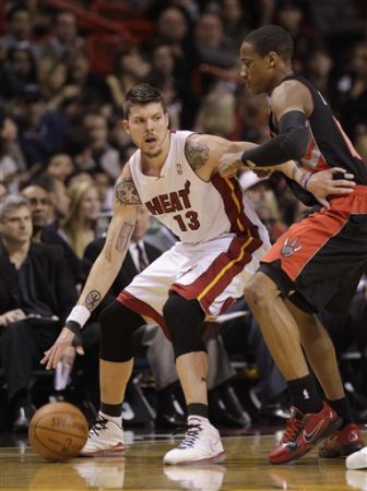 Miami se impone a Toronto; LeBron aporta 38 puntos y Miller 32 Ib647310