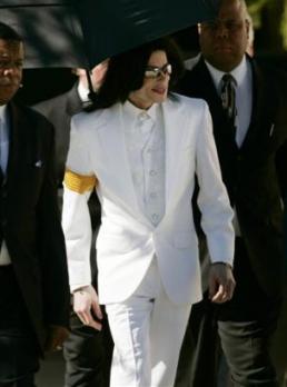 Significado dos braceletes usados por Michael Jackson e seus filhos Michae13