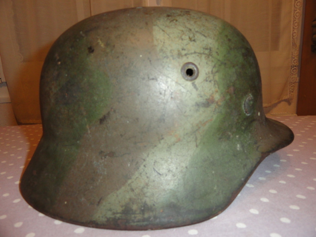 un casque allemand camouflé  3 tons de grenier Normand Dsc09210