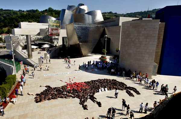 Protestan desnudos ante el Guggenheim para reclamar la abolición de los toros. 18004810