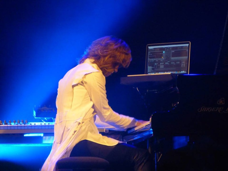 YOSHIKI au Trianon le Lundi 26 Mai 2014 - Page 7 10312010