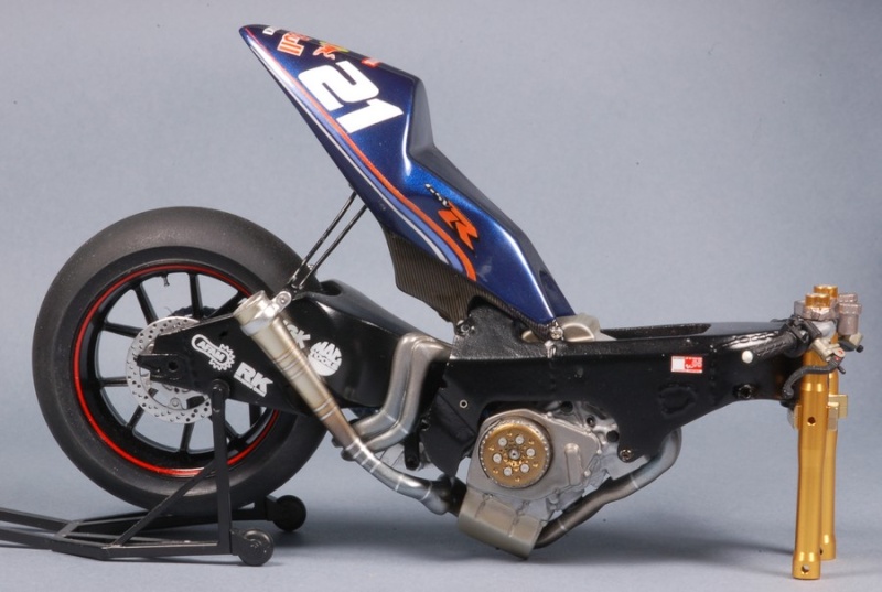 [Tamiya-1/12°] yamaha YZR 500 1999 Régis Laconi  - Page 3 12043010