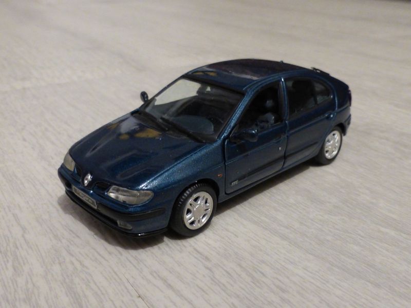 * 01 - Renault ( Les modernes post-1990 )  P1010778