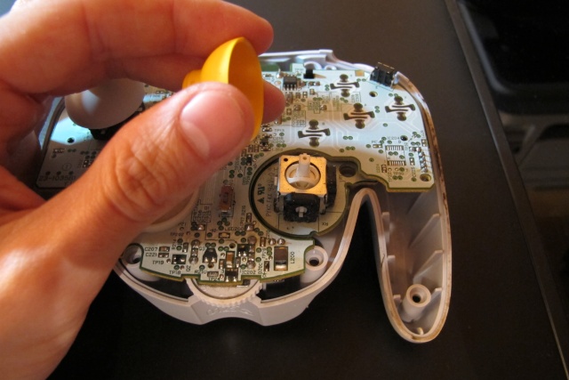 {TUTO} Pad Gamecube : modd des sticks jaunes & gris ! Img_3512