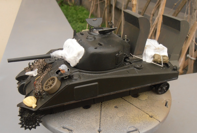 Sherman M4 " deep wading " ( tamiya 1/35eme ) Pc160811