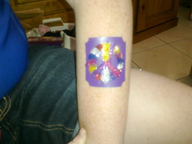 Glitter Tattoos - How to get crisp lines with mutli colours? 00611