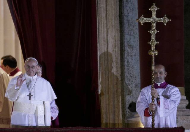 SONDAGE : Une étrange photo du Pape François apparaît lors de son intronisation ! - Page 3 31620310