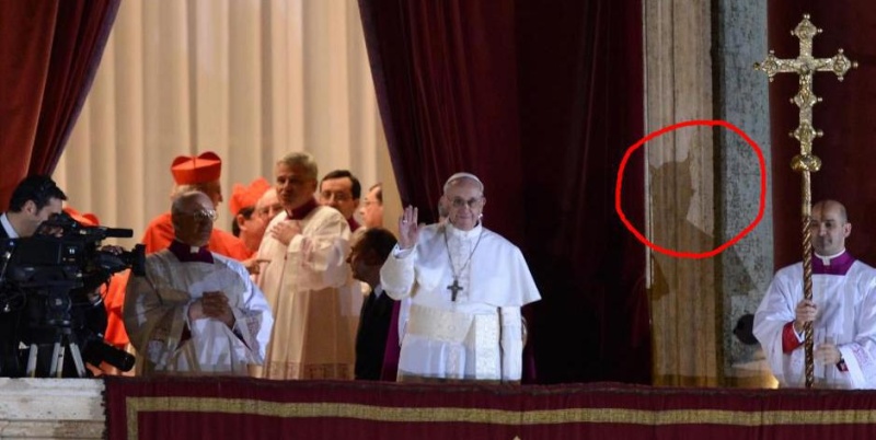 SONDAGE : Une étrange photo du Pape François apparaît lors de son intronisation ! 57785611