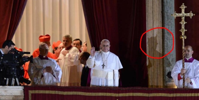 SONDAGE : Une étrange photo du Pape François apparaît lors de son intronisation ! 57785612