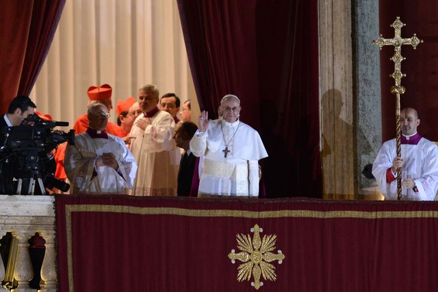 SONDAGE : Une étrange photo du Pape François apparaît lors de son intronisation ! - Page 3 91920310