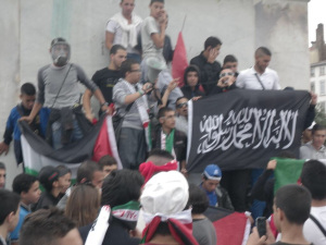 Le drapeau noir du Jihad en plein coeur de Paris ! Image810
