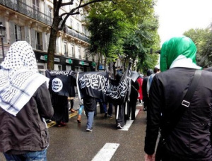 Le drapeau noir du Jihad en plein coeur de Paris ! Image811