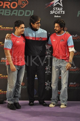 Aamir et SRK se saluent au match de la Pro- League Kabaddi  _dsc0812