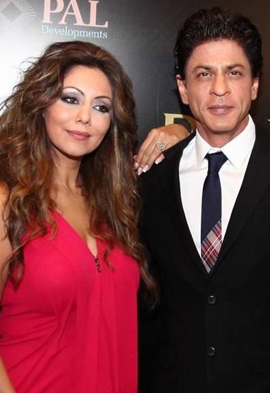 SRK et Gauri posent lors de la "Royal Estates" à Dubaï Gsr10